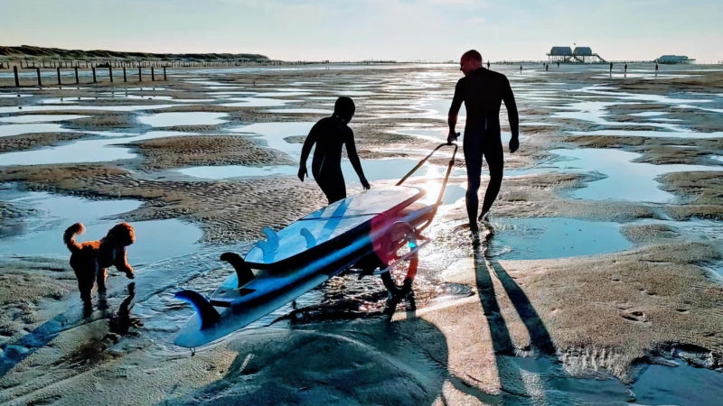 reacha Fahrradanhänger transportiert Surfbretter am Strand